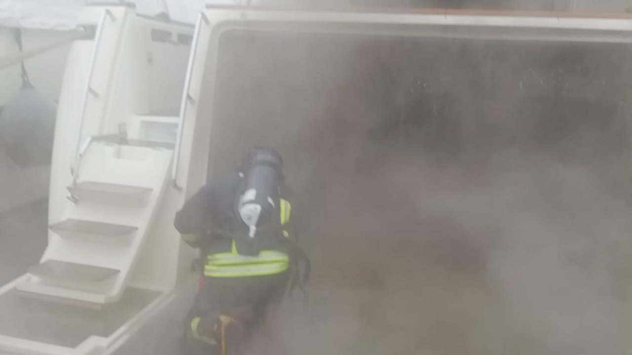 Lüks motoryatta çıkan yangın söndürüldü