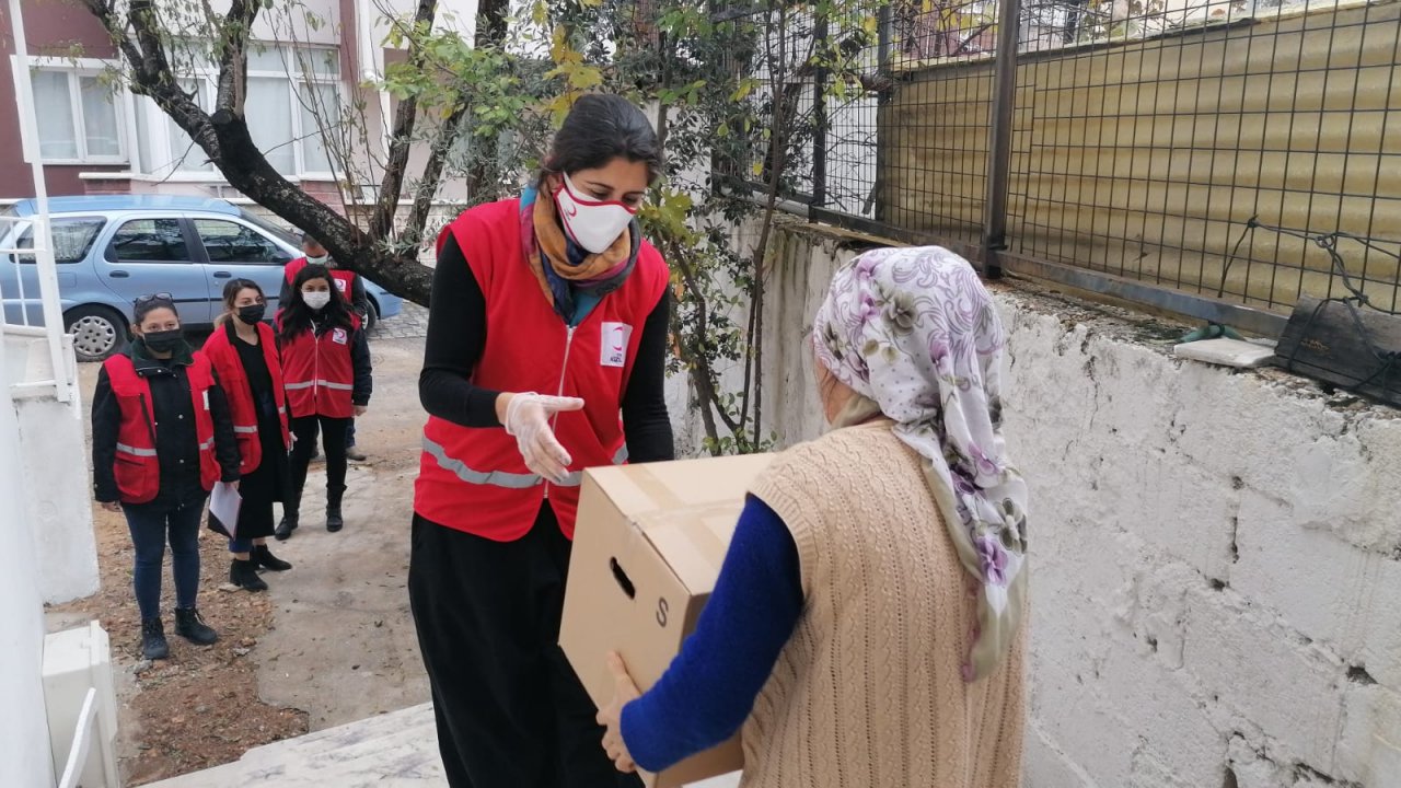 Kızılay Kadın Kolları'ndan öğrencilere gıda yardımı