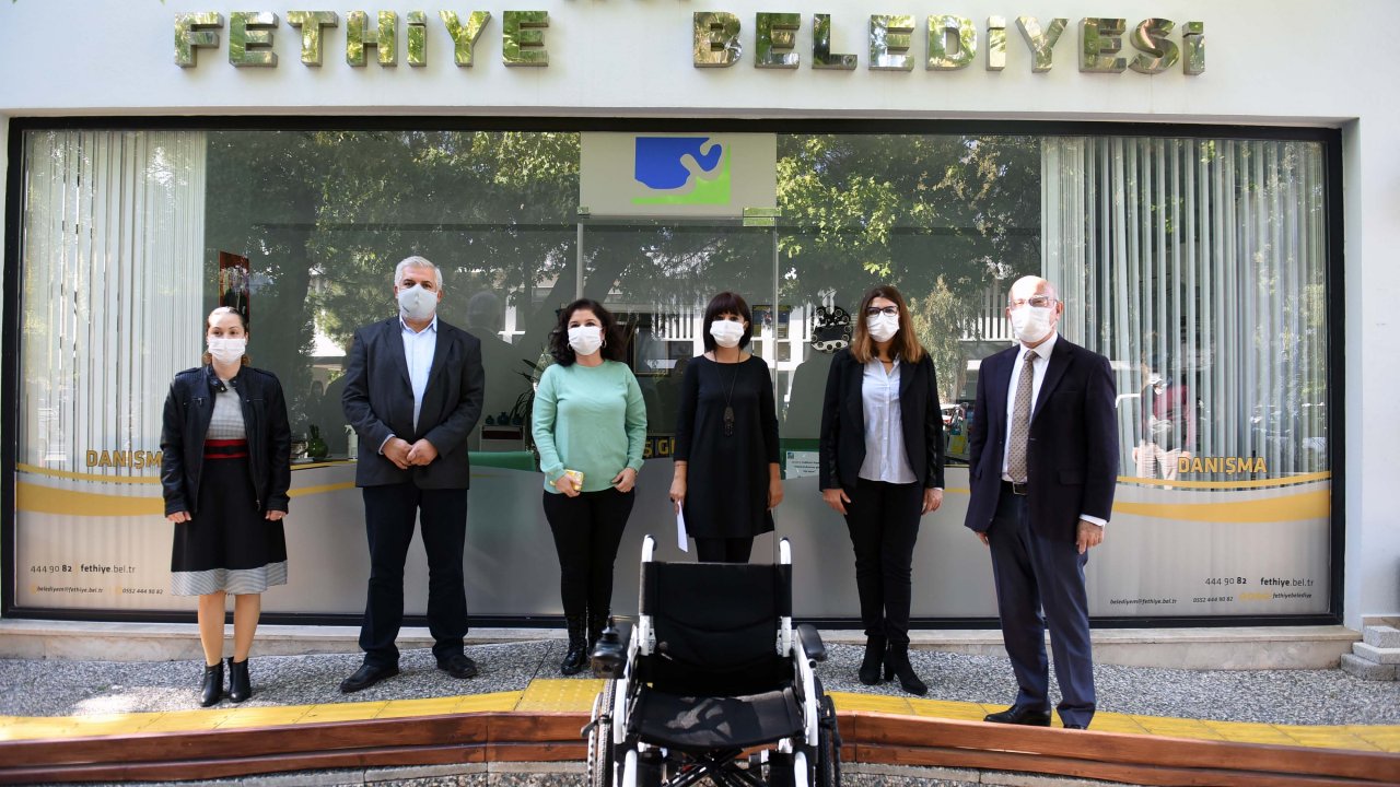 8 engelli vatandaşa akülü sandalye hediye edildi