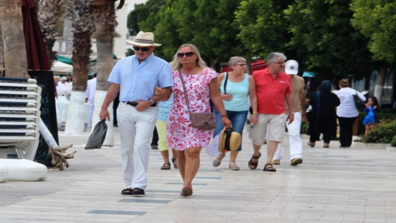 Gemiden inen turistler Bodrum'a akın etti