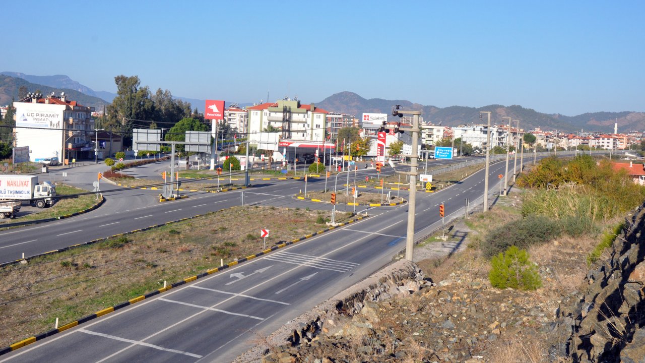 Muğla'da sahiller ve caddeler boş kaldı