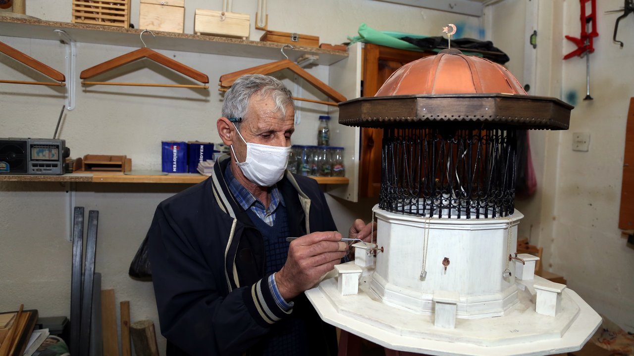 Tahta parçaları asırlık yapıların maketine dönüşüyor