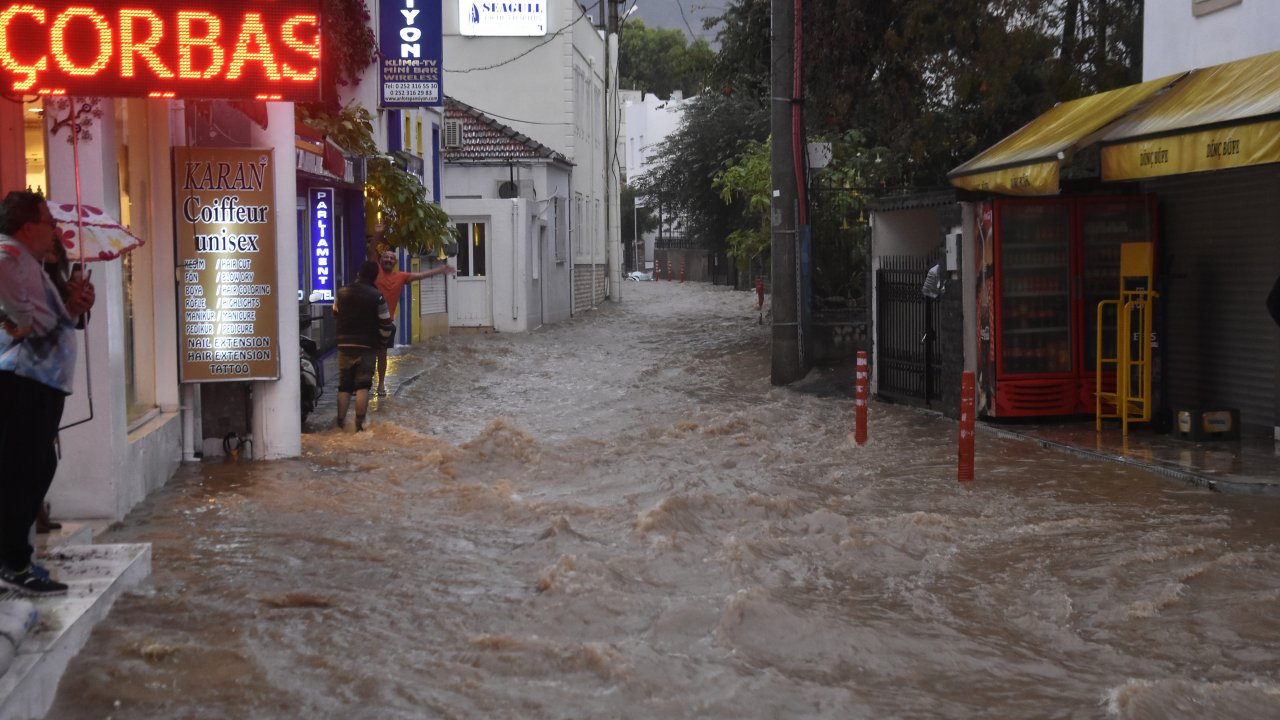 Bodrum'da sağanak taşkına neden oldu