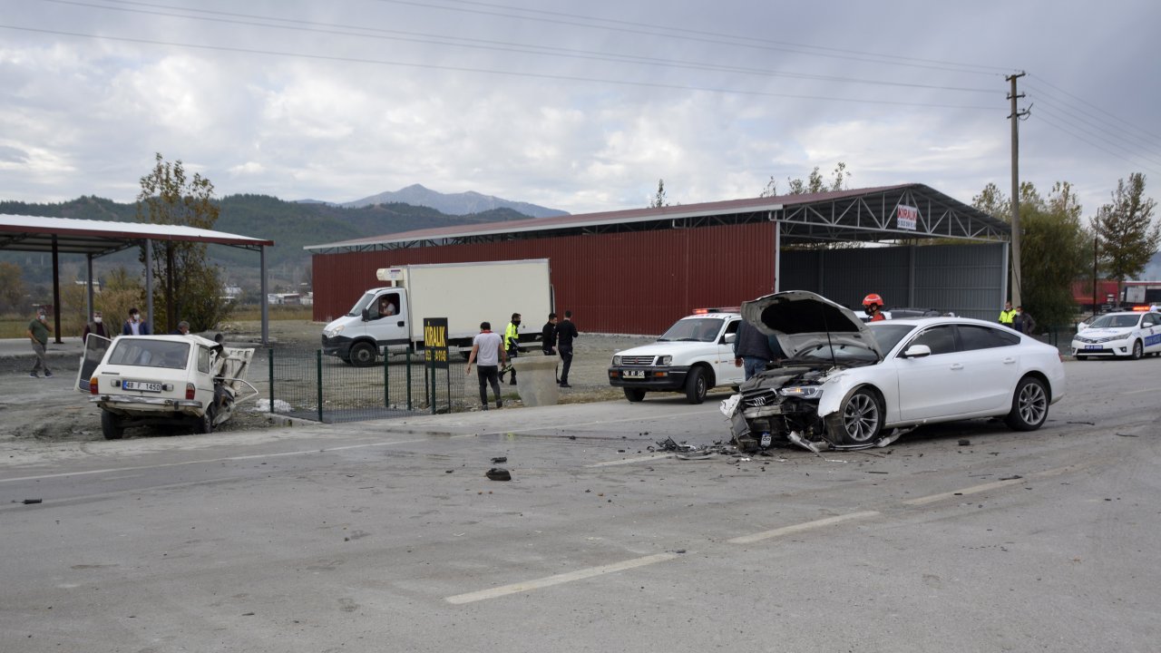 Muğla'da iki otomobil çarpıştı: 1 ölü