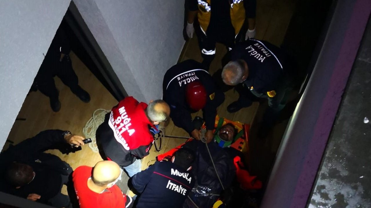 Boşluğa düşen servis elemanı yaralandı