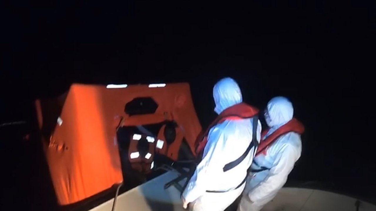 Türk kara sularına itilen 11 sığınmacı kurtarıldı