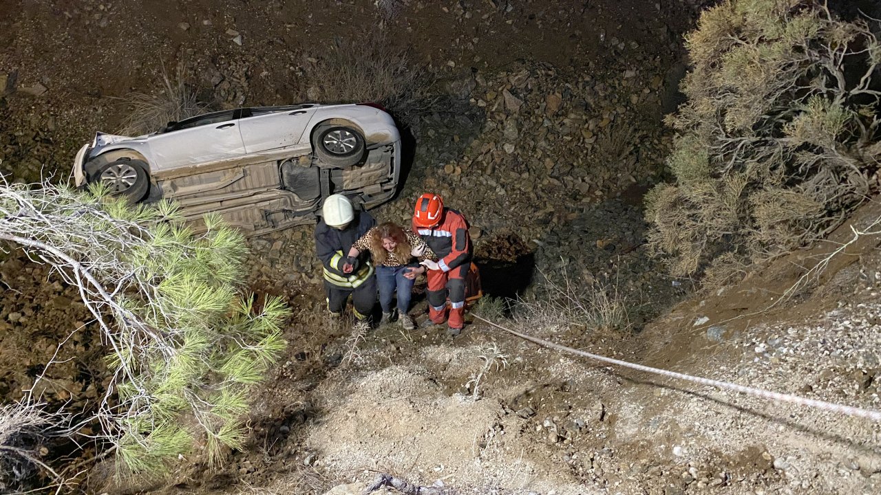 Dereye devrilen otomobildeki 2 kişi yaralandı