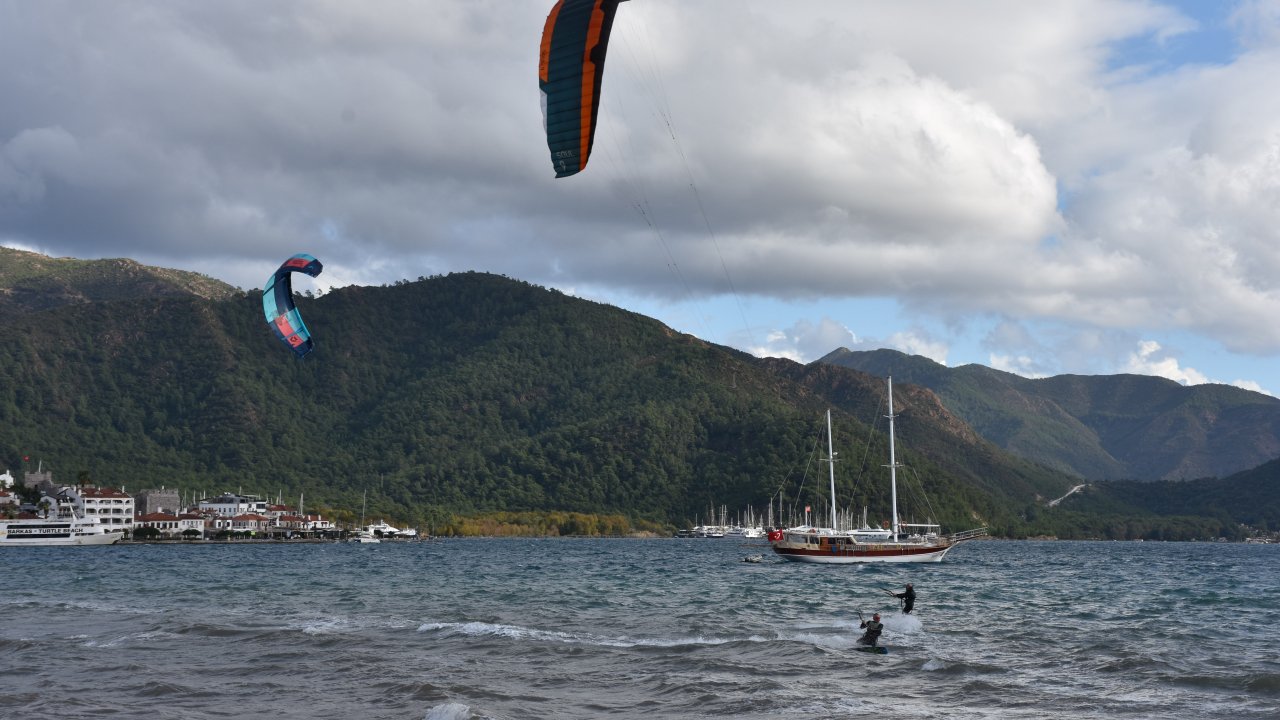 Marmaris'te adrenalin tutkunları sörf keyfi yaşadı