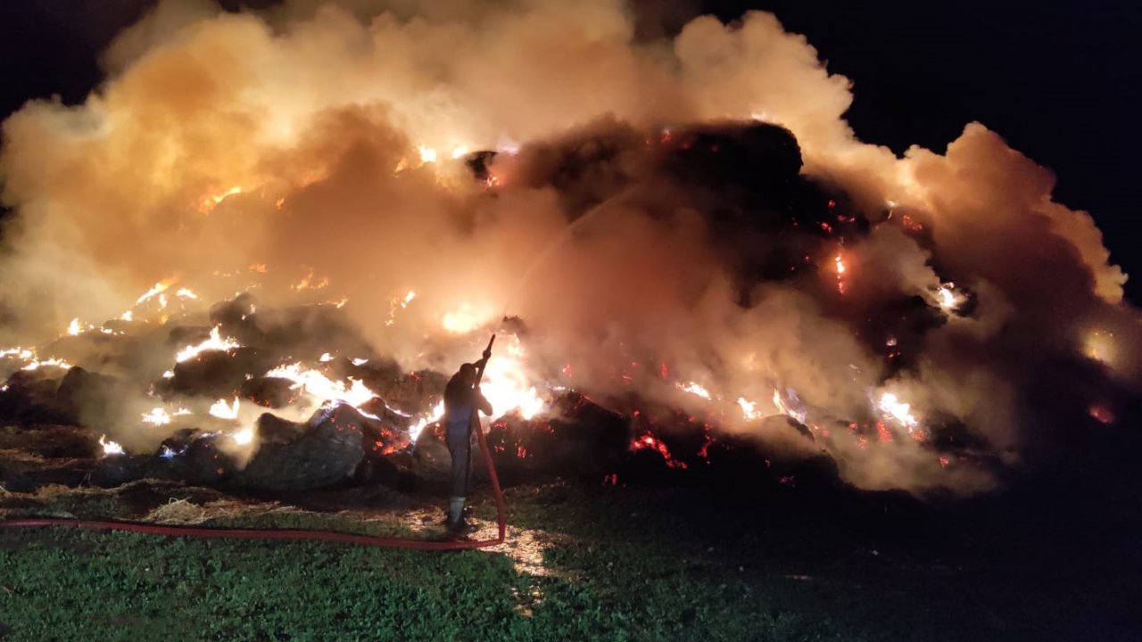 600 paket saman balyası yandı