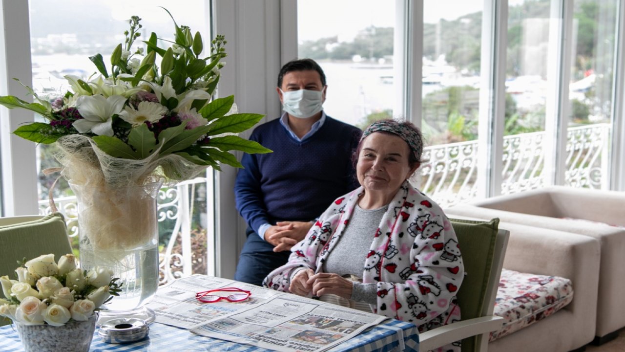 Ünlü sanatçı Fatma Girik'e doğum günü sürprizi