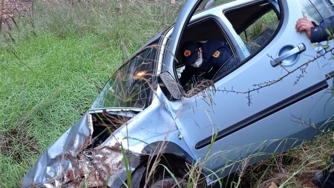 Araç uçuruma devrildi: 1 ölü, 1 yaralı