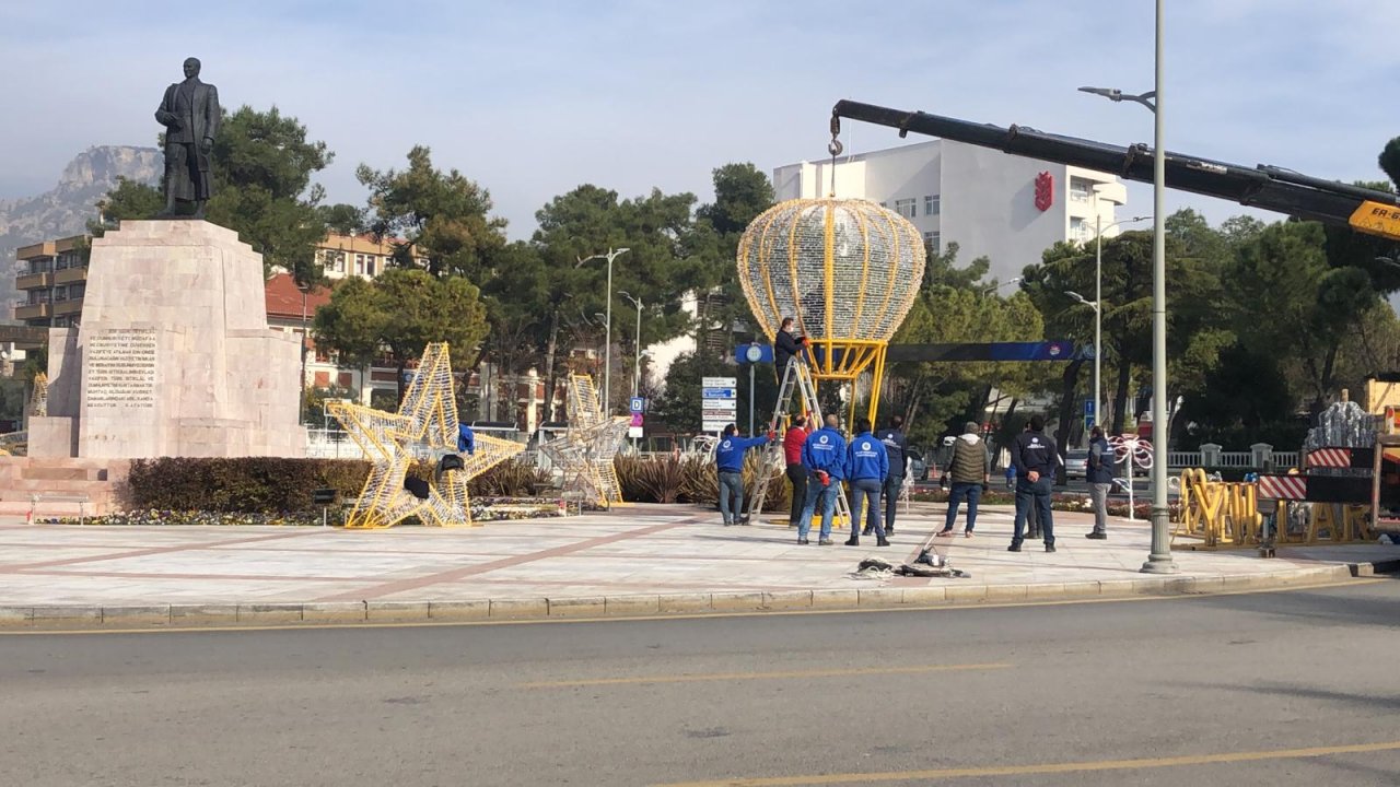 Cumhuriyet Meydanı yılbaşına hazırlanıyor