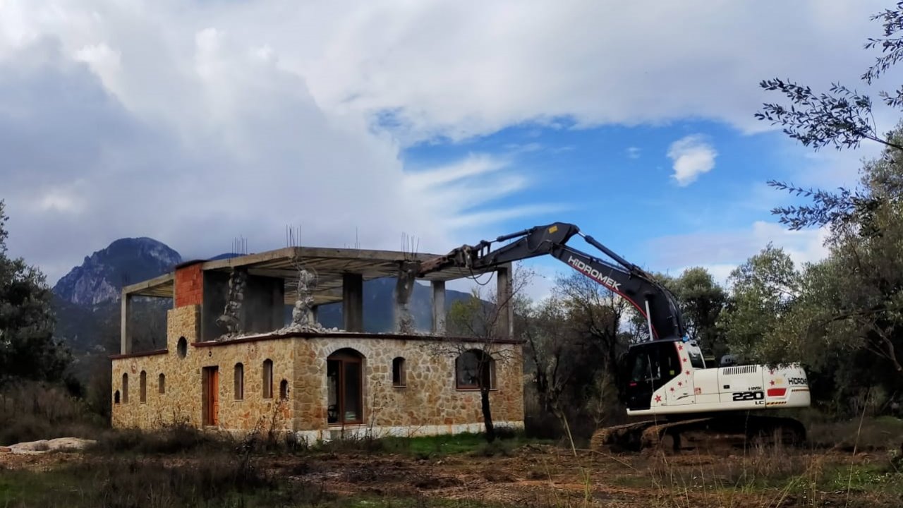 İmara aykırı binaların yıkımı sürüyor