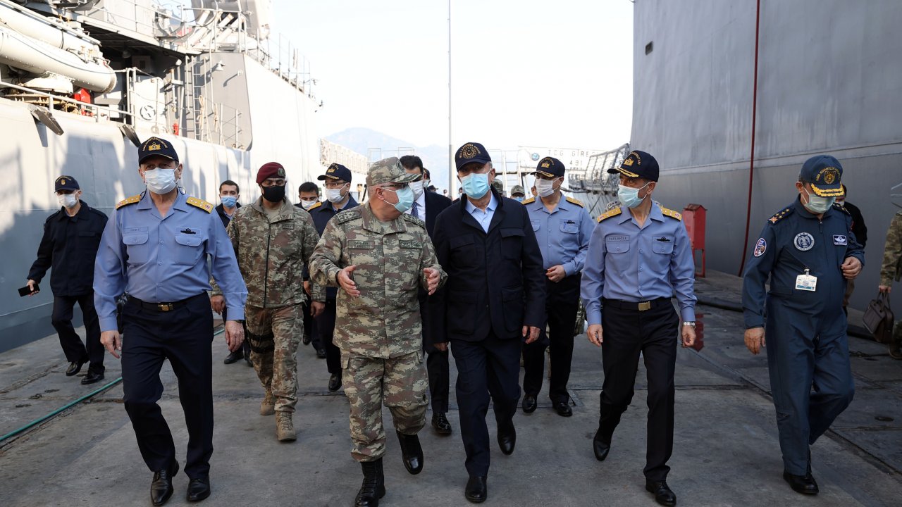 Bakan Akar, Aksaz Deniz Üs Komutanlığı'na geldi