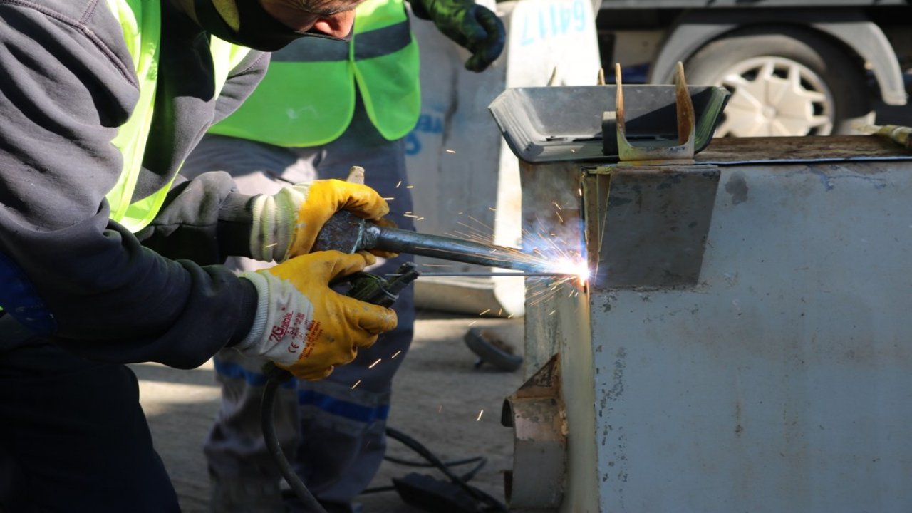 Belediye çöp konteynerlerini onarıyor