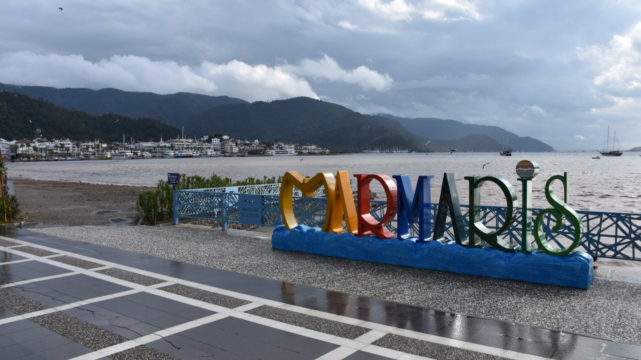 Marmaris'te sahilde toplu halde bulunmak yasaklandı