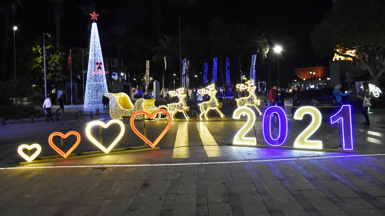 Muğla'da yılbaşı süslemeleri turistlerden ilgi görüyor