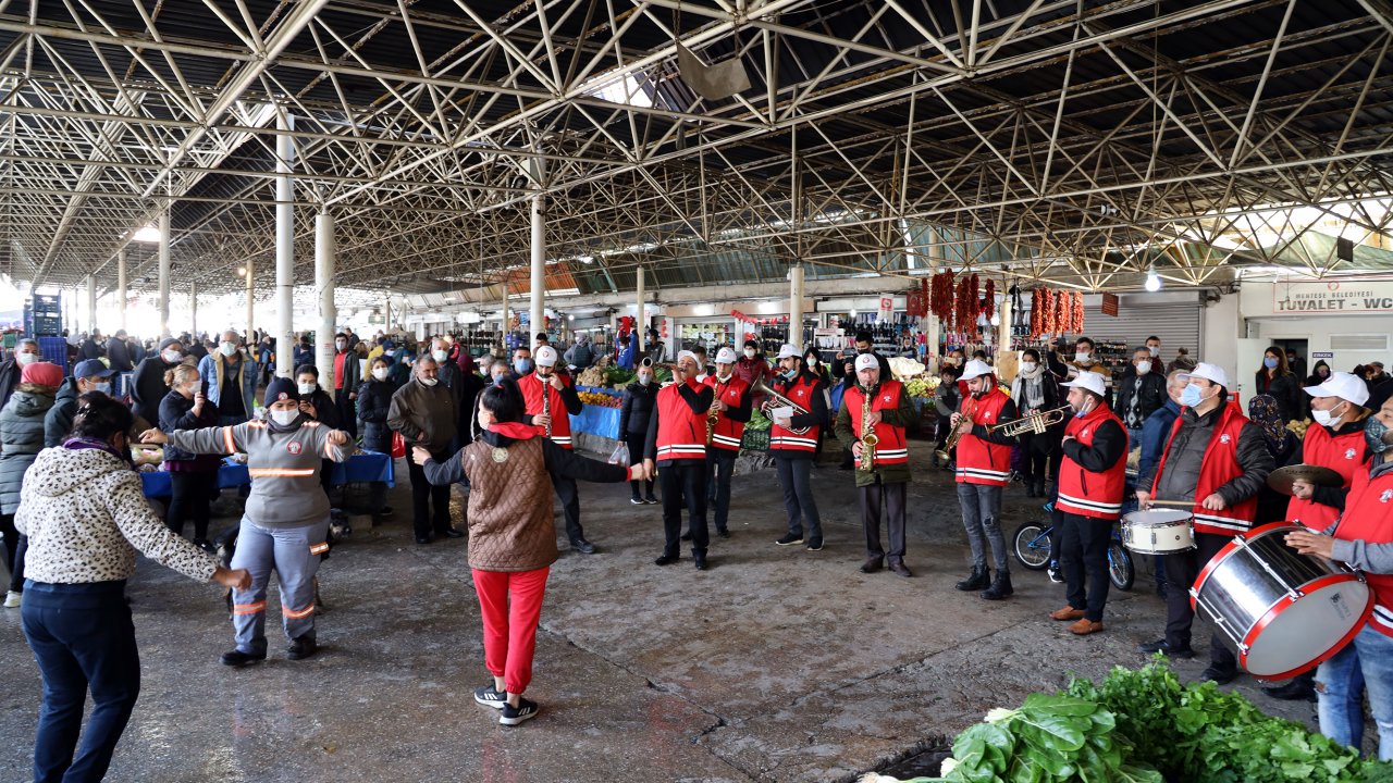 Müzisyenler moral veriyor