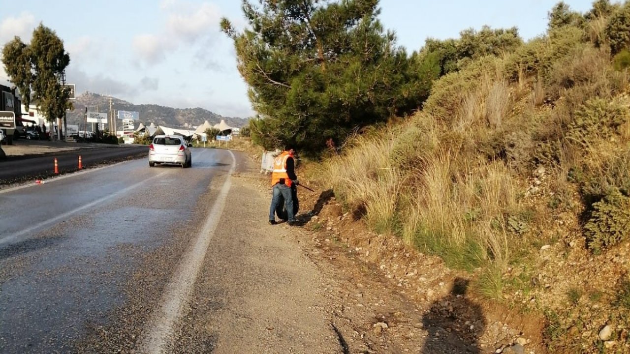 Bodrum'da karayolları ekipleri çevre temizliği yaptı