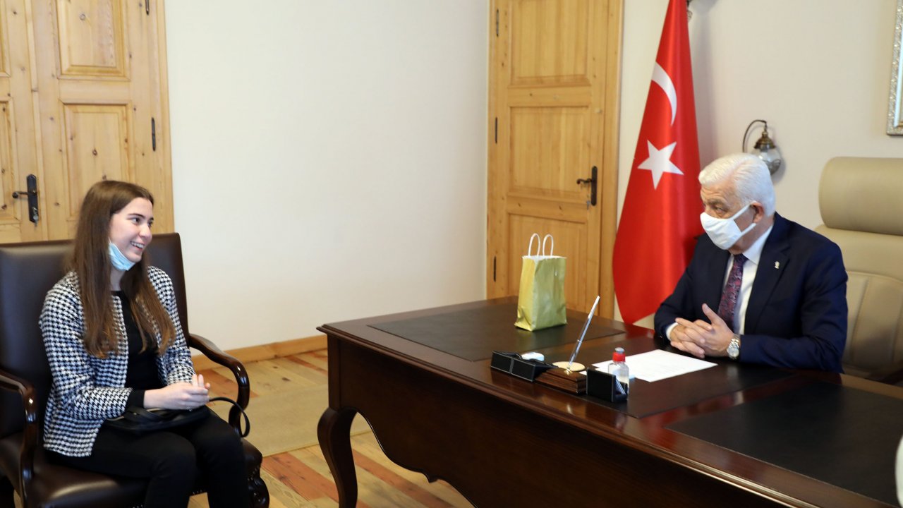 Başarılı öğrenci Beyza’dan Başkan Gürün’e ziyaret