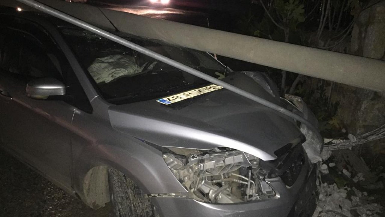 Çarptığı elektrik direğini yıkan 16 yaşındaki sürücüye ceza