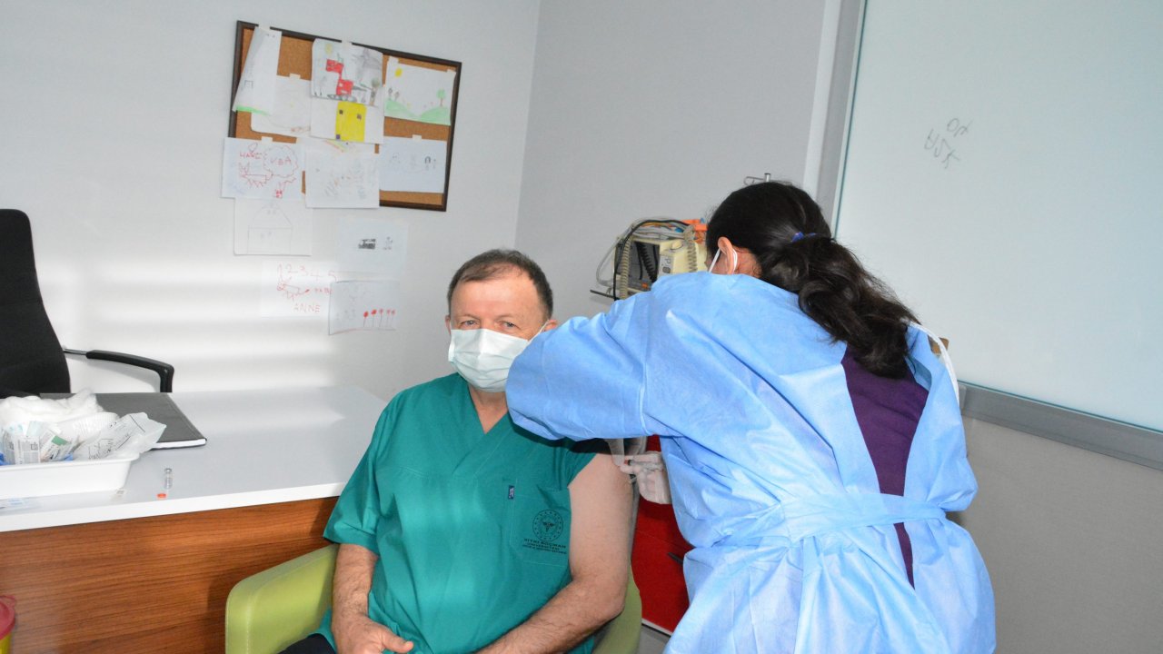 Sağlık çalışanlarına Covid-19 aşısı vurulmaya başlandı