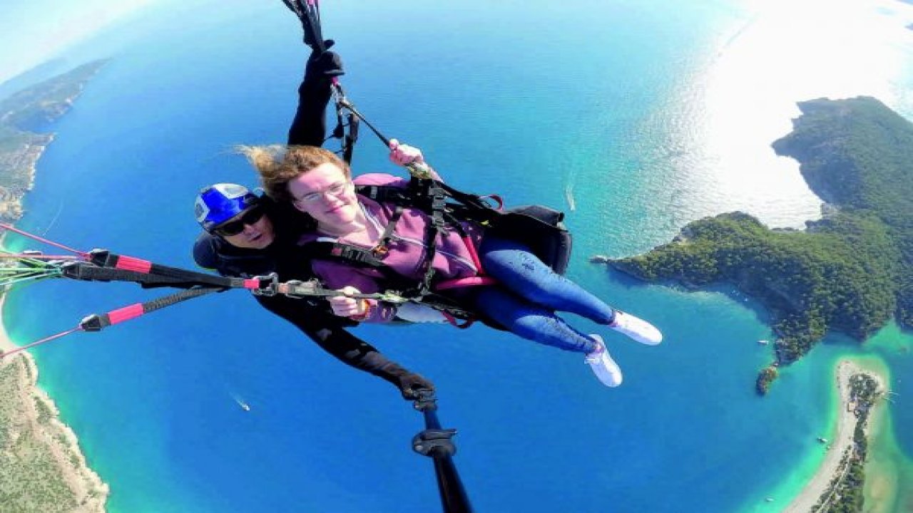 Yürüme engelli İngiliz turist Babadağ'dan uçtu