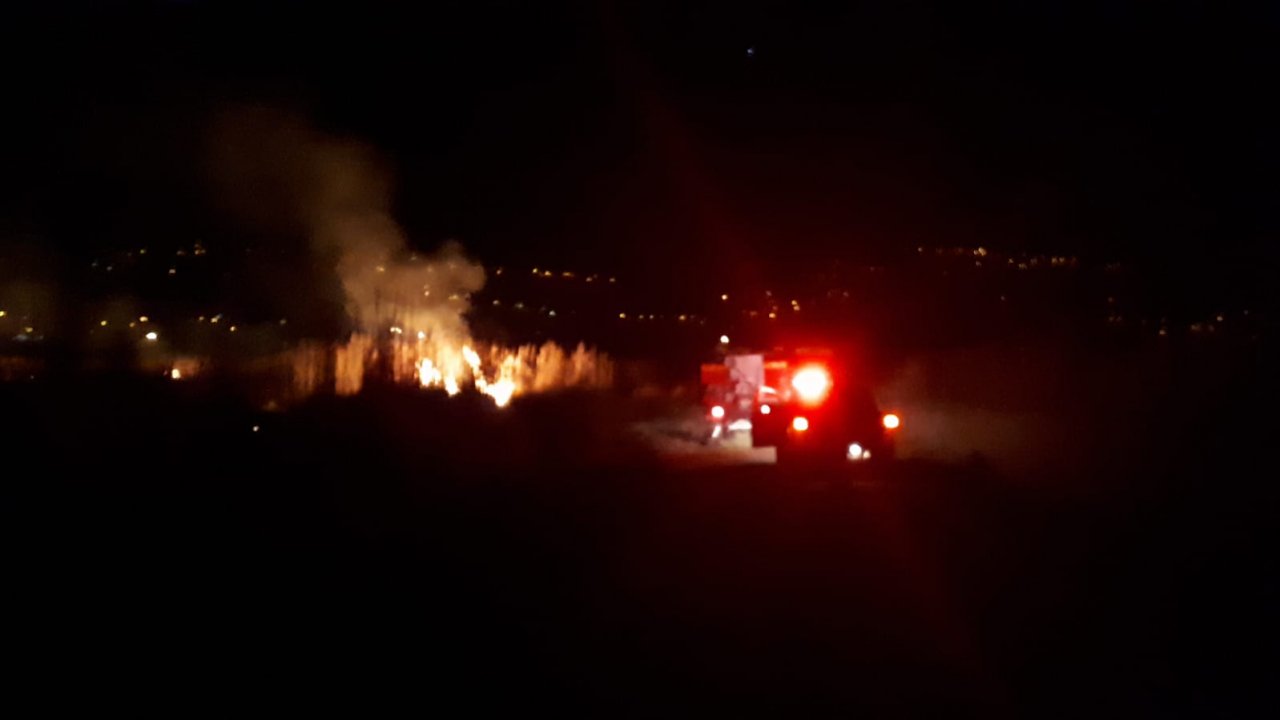 Sazlık alanda çıkan yangın söndürüldü