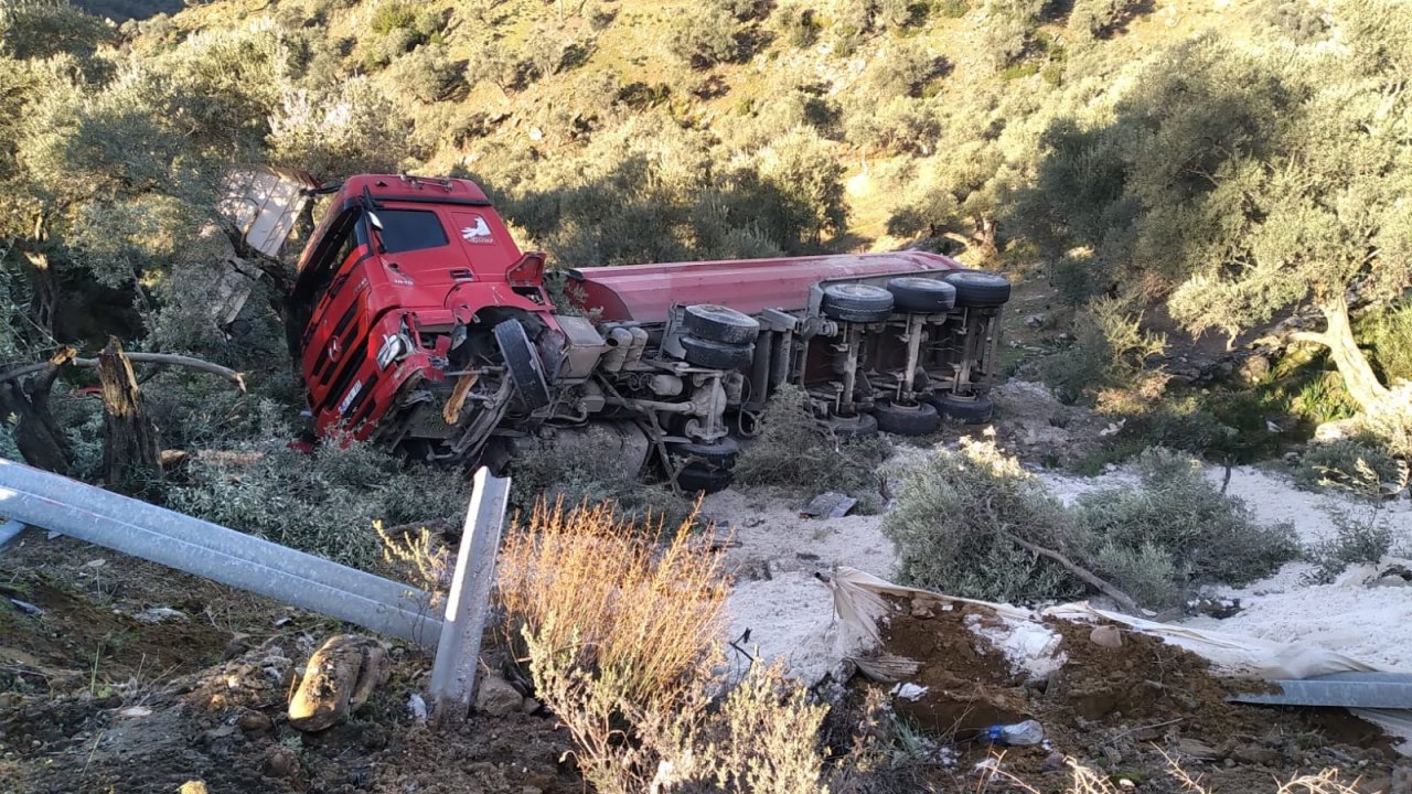 Maden taşıyan TIR'lar kaza yaptı