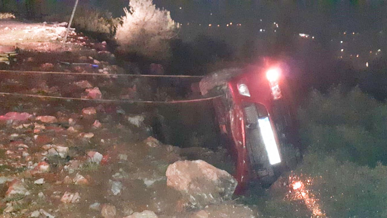 Devrilen otomobildeki 4 kişi yaralandı