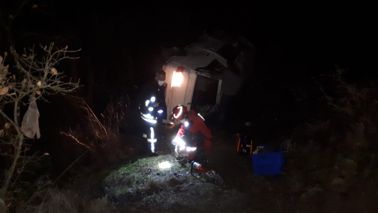 Hafif ticari araç devrildi: 6 yaralı