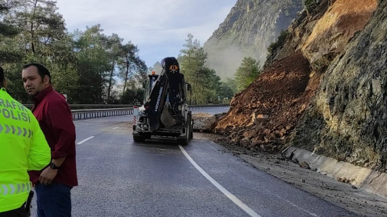 Yağış nedeniyle kara yolunda heyelan oluştu