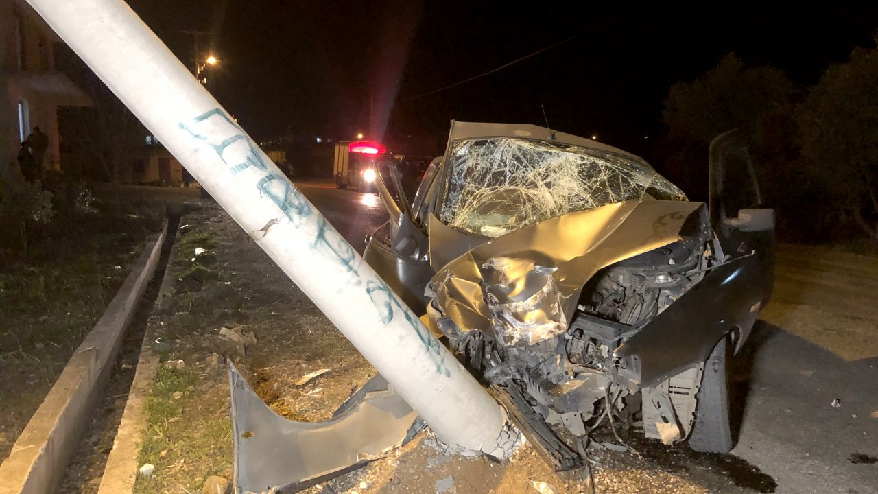 Elektrik direğine çarpan otomobil sürücüsü yaralandı