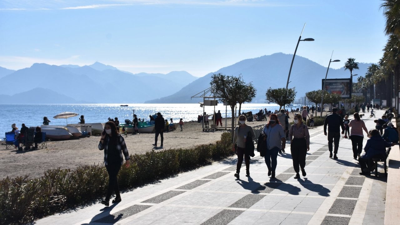 Marmaris'te kısıtlama günlerinde sahiller yürüyüşe yasaklandı