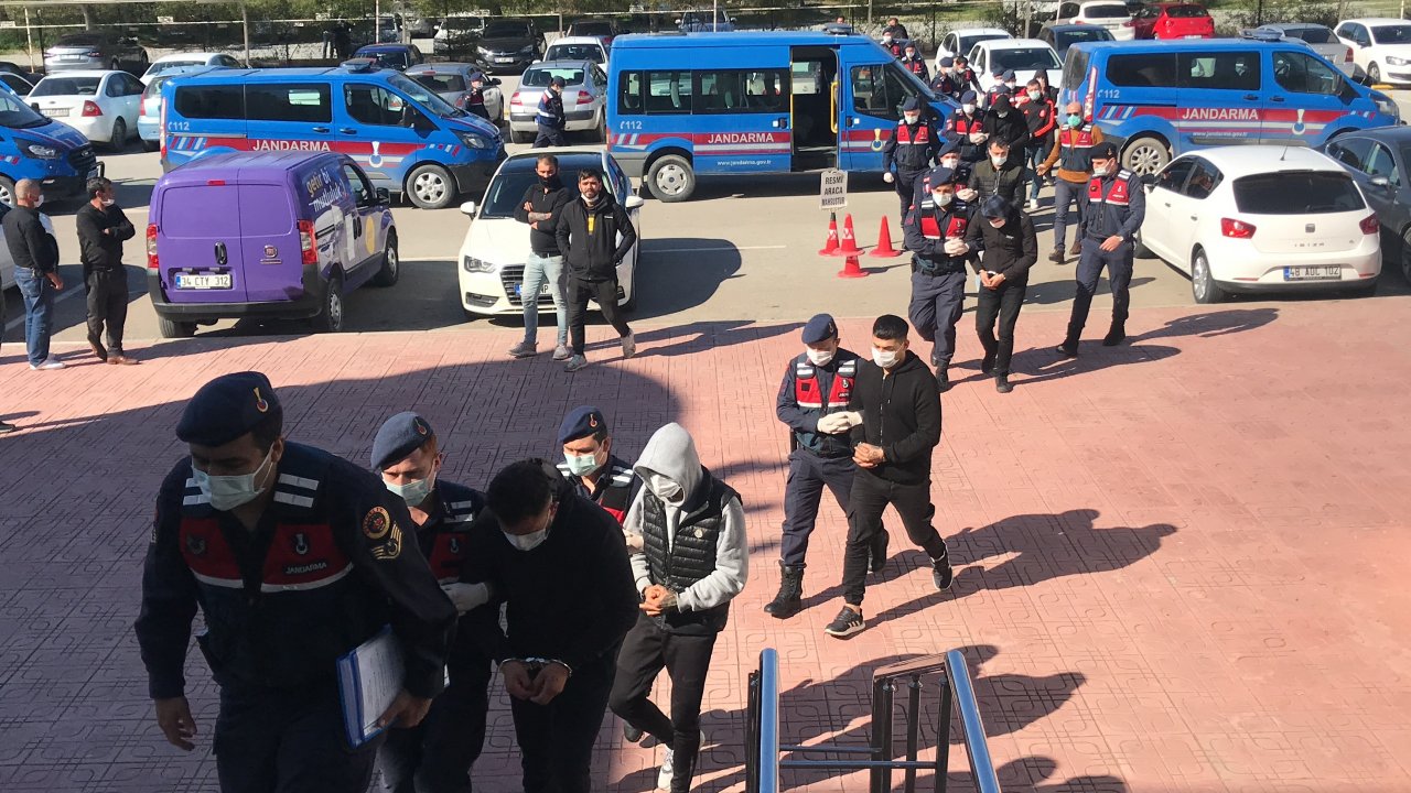 Uyuşturucu operasyonunda yakalanan 12 kişi adli kontrol şartıyla serbest bırakıldı