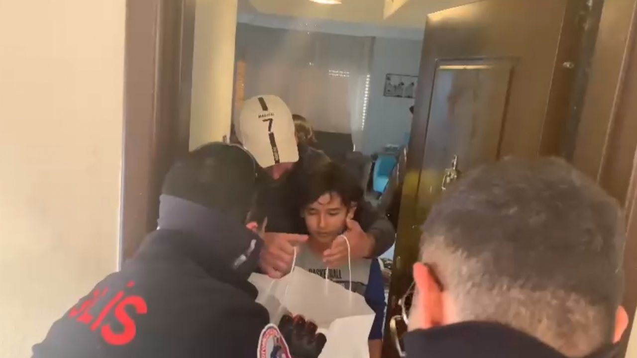 Polislerden doğum günü sürprizi