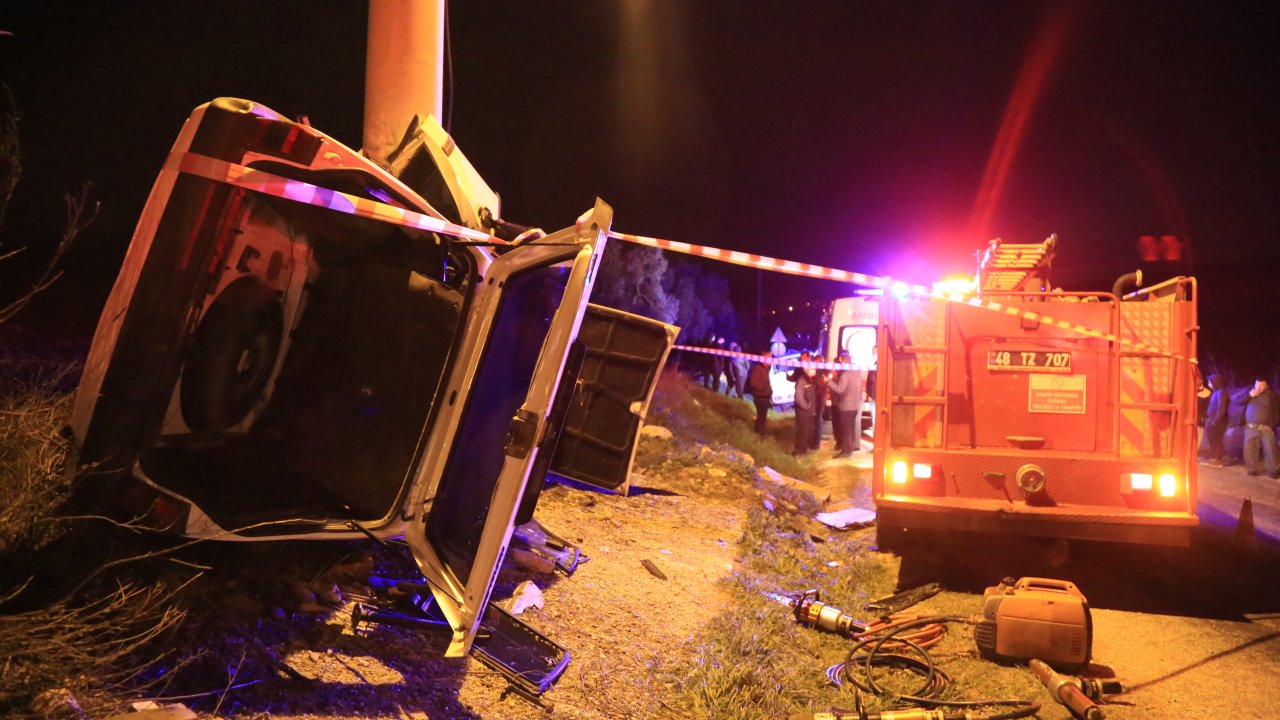 Muğla'da direğe çarpan otomobilin sürücüsü öldü