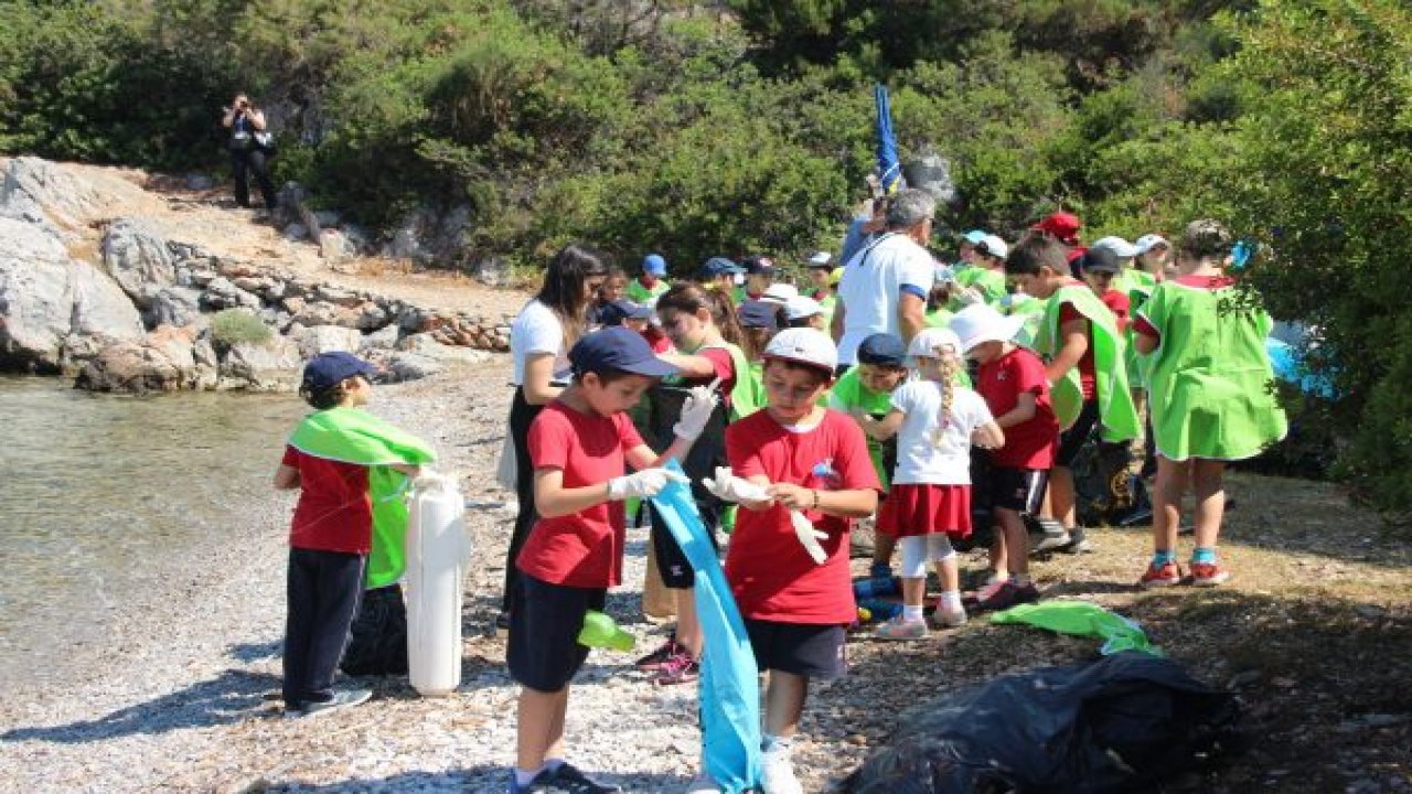 Büyüklerin attığı çöpleri minikler temizledi
