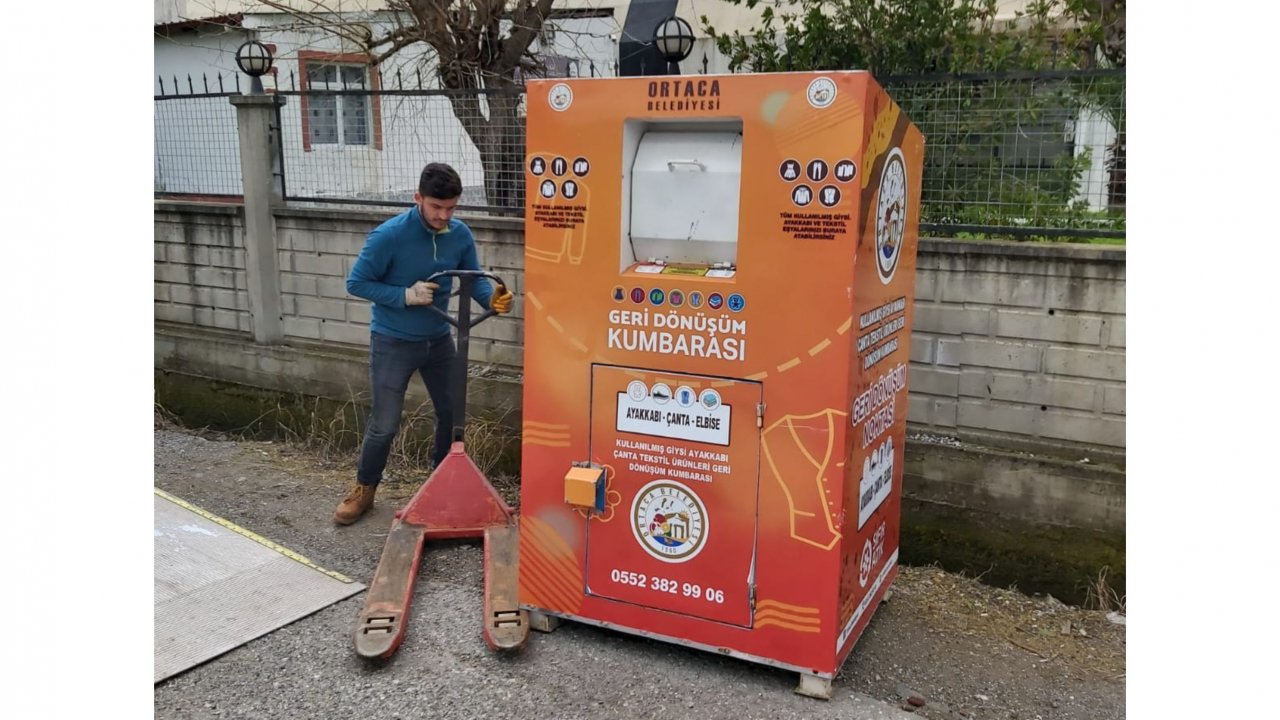 Ortaca’da çeşitli yerlere giysi kumbaraları yerleştirildi