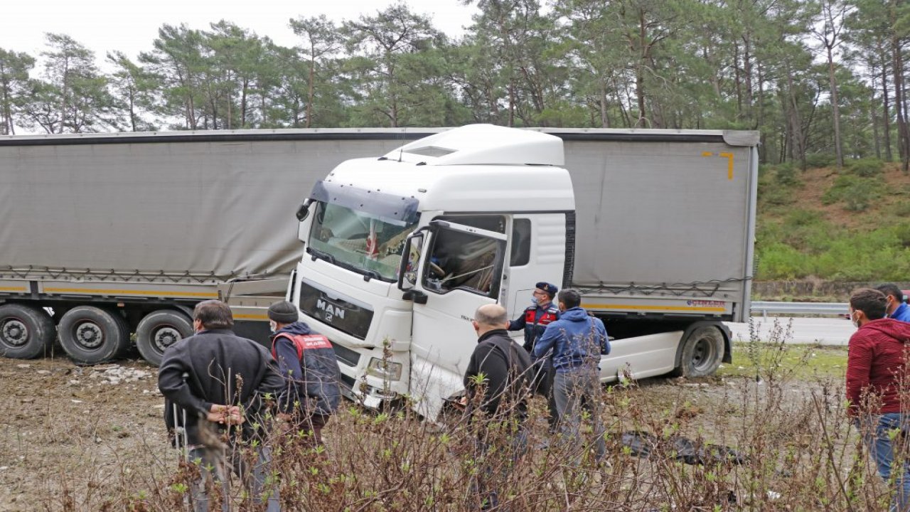 Fethiye'de yoldan çıkan tırın sürücüsü yaşamını yitirdi