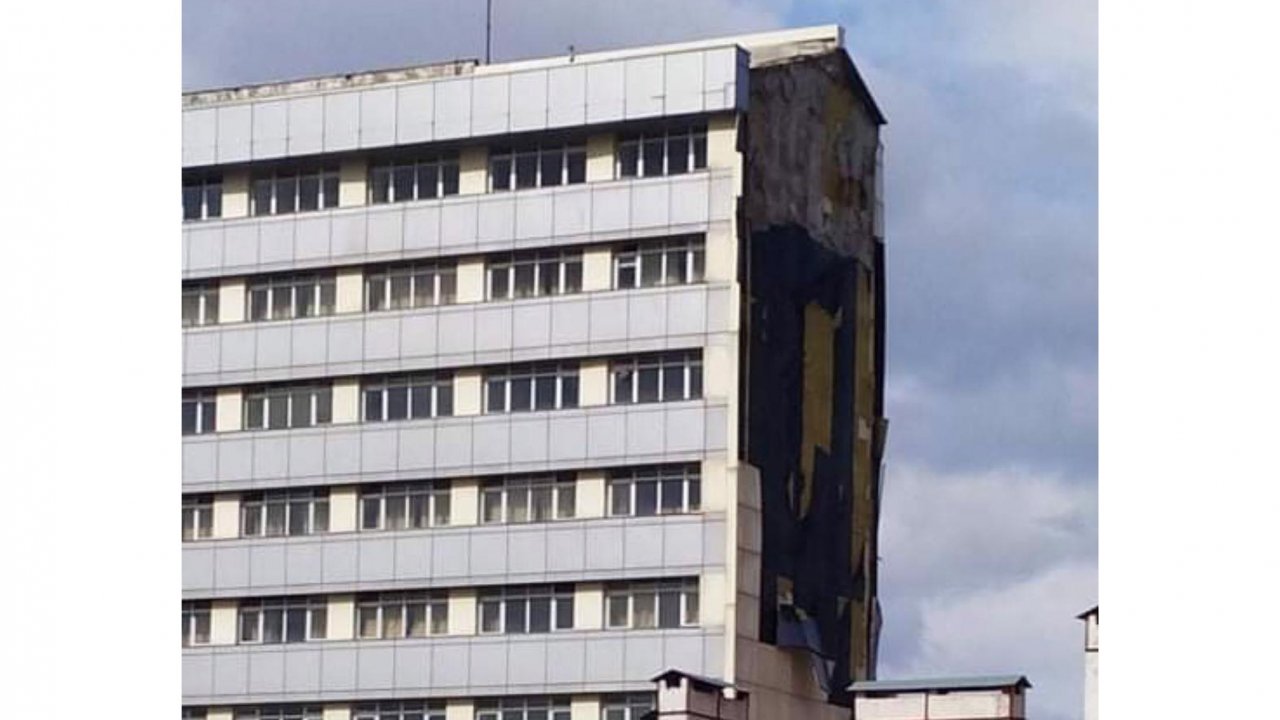 Yüksekokul fırtınaya dayanamadı