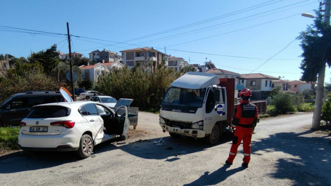 Datça'da kamyonetle otomobil çarpıştı: 2 yaralı