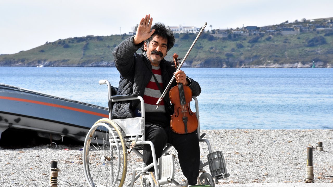 Engelli müzisyen, Bodrum sokaklarına renk katıyor