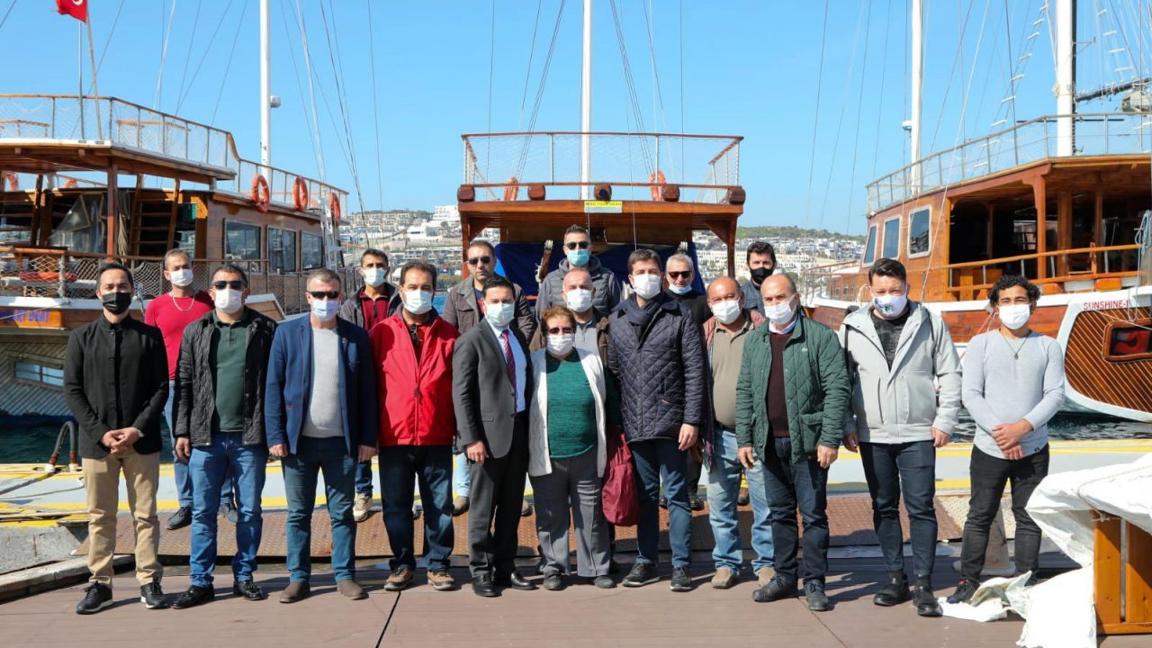 Başkan Aras, günlük gezi yapan denizcilerle toplandı