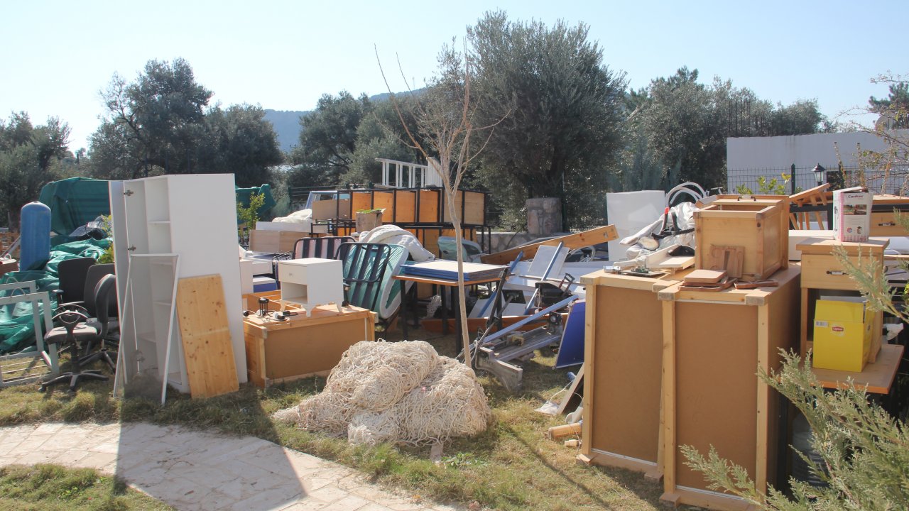 Datça'da imara aykırı binaların yıkımına devam ediliyor