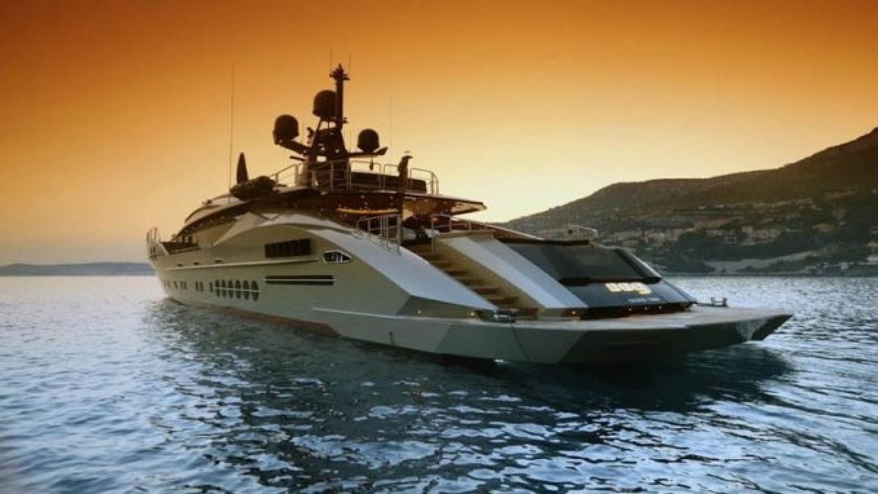 Rus milyarder üçüz yatlarından biriyle geldi