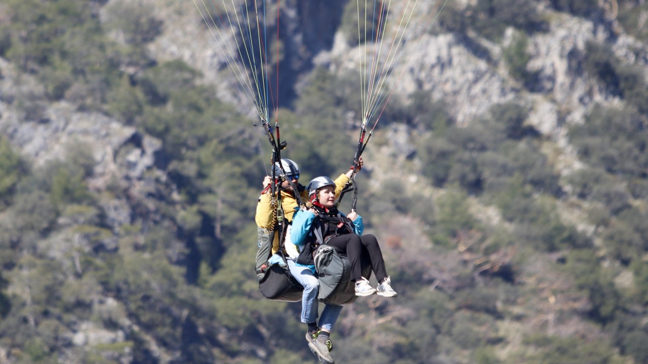 Görme engelli avukat, Ölüdeniz semalarında yamaç paraşütü keyfi yaşadı