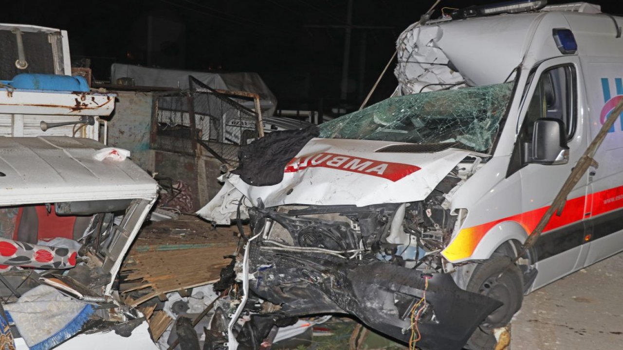 Fethiye'de park halindeki kamyonlara çarpan ambulanstaki 3 sağlık çalışanı yaralandı
