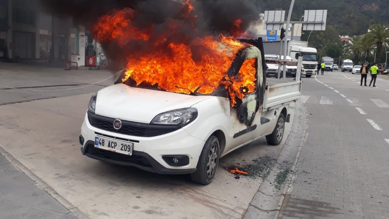 Marmaris'te kardeşine kızıp kamyonetini yakan kişi gözaltına alındı