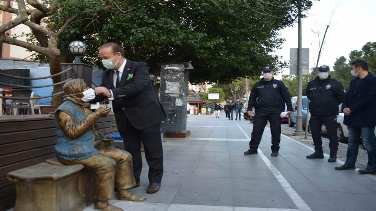 Muğla'da kaymakam heykele maske takarak mesaj verdi